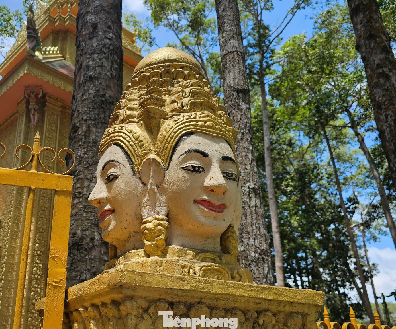 Phía trước cổng chùa đúc hình tiên nữ (Keyno), tượng hình thường được điêu khắc tại các ngôi chùa Khmer Nam Bộ. Ảnh: Hòa Hội.