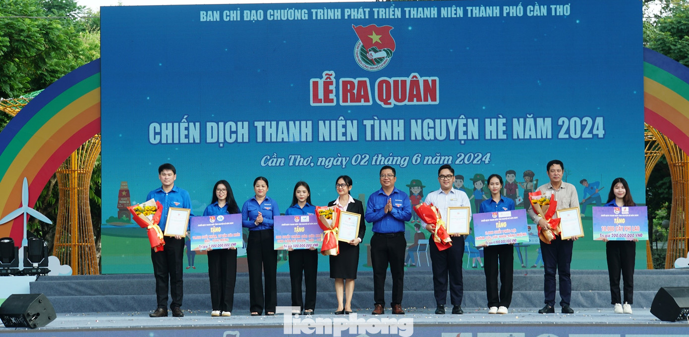 Thành Đoàn Cần Thơ tặng hoa tri ân các đơn vị tài trợ. Ảnh: Hòa Hội Thành Đoàn Cần Thơ tặng hoa tri ân các đơn vị tài trợ. Ảnh: Hòa Hội