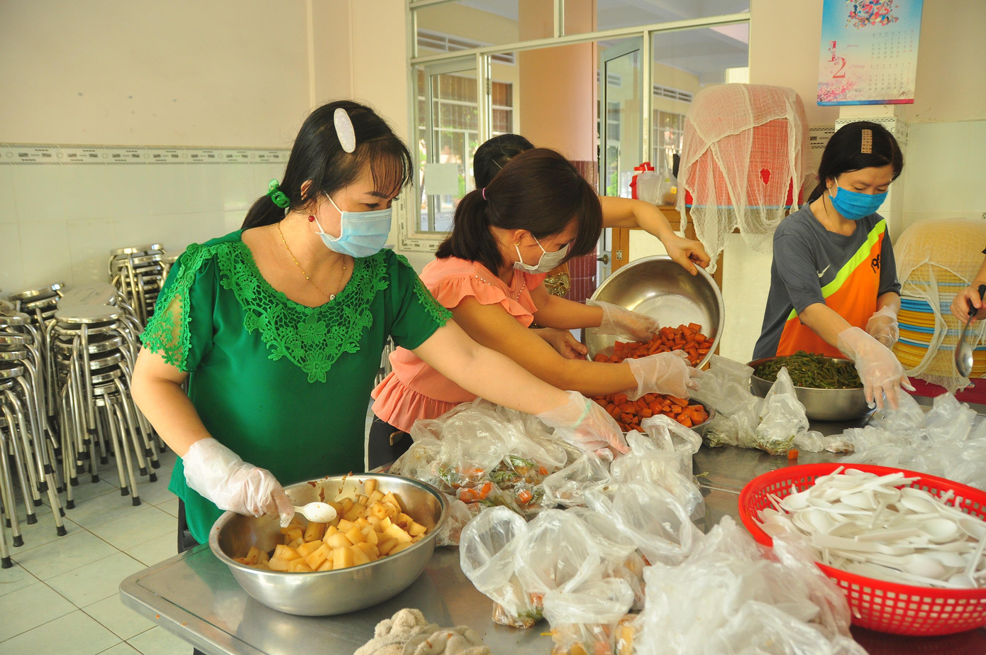 Các cô giáo cùng nhau làm cơm hỗ trợ người nghèo để giảm bớt khó khăn mùa dịch