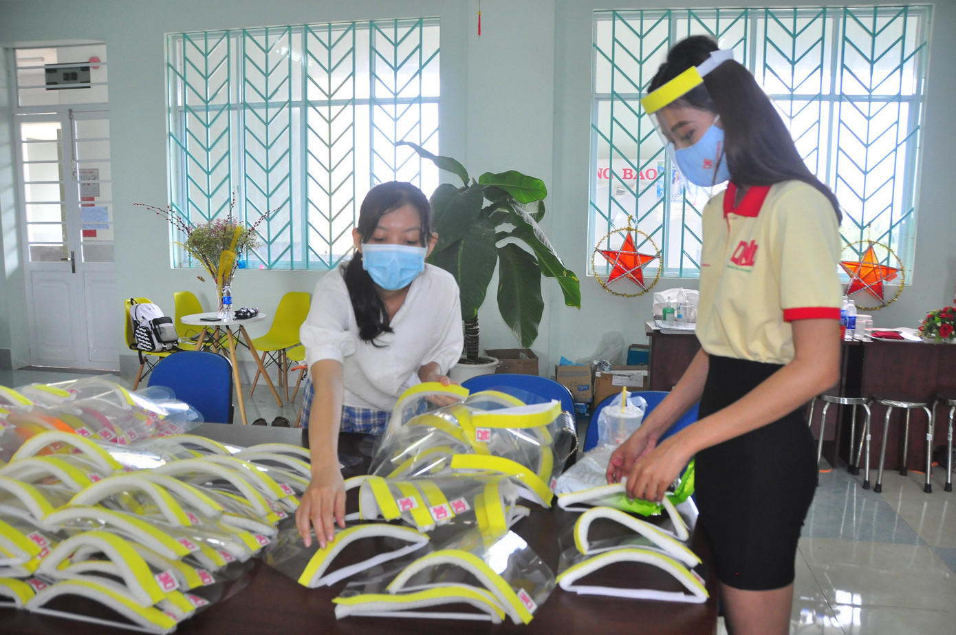 Bạn Thạch Thu Thảo, đang học năm 2 ngành Ngôn ngữ Anh; là Hoa khôi đại học Nam Cần Thơ 2021, cũng tham gia làm mũ chống giọt bắn để hỗ trợ phòng dịch. Thu Thảo cho biết, hiện nay chúng ta đang ở trong tình hình dịch bệnh căng thẳng, vì thế việc tự chế mũ bảo hộ chống giọt bắn là một trong những việc làm cần thiết để hỗ trợ tình nguyện viên an toàn khi tham gia phòng chống dịch bệnh.