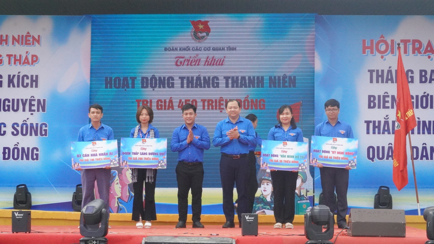 Bí thư Tỉnh đoàn Đồng Tháp Huỳnh Minh Thức (áo xanh, thứ 3 từ phải sang) trao tặng bảng tượng trưng các công trình an sinh xã hội trong Tháng thanh niên.