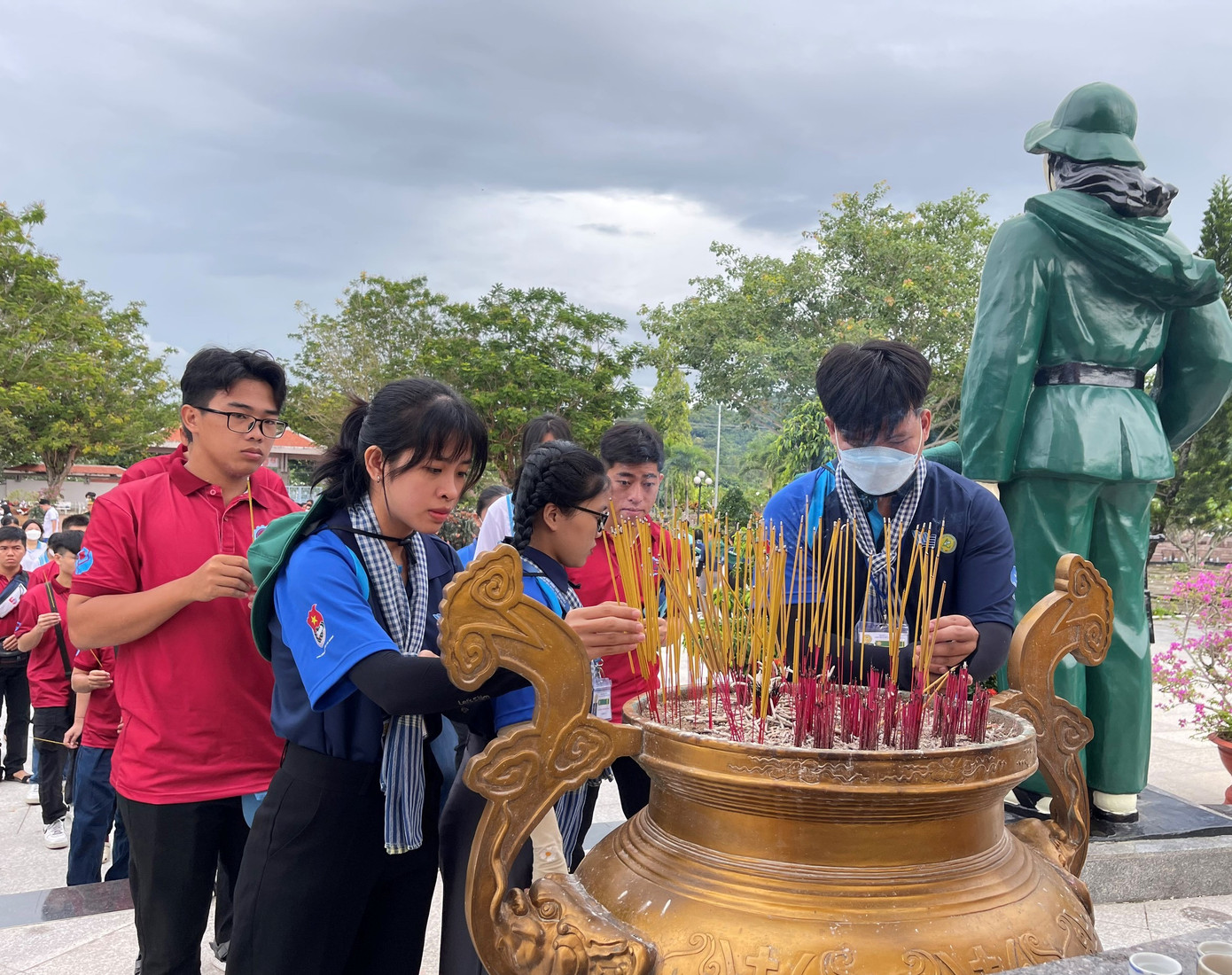 Đoàn viên, thanh niên dâng những nén hương thơm tri ân anh hùng liệt sĩ.