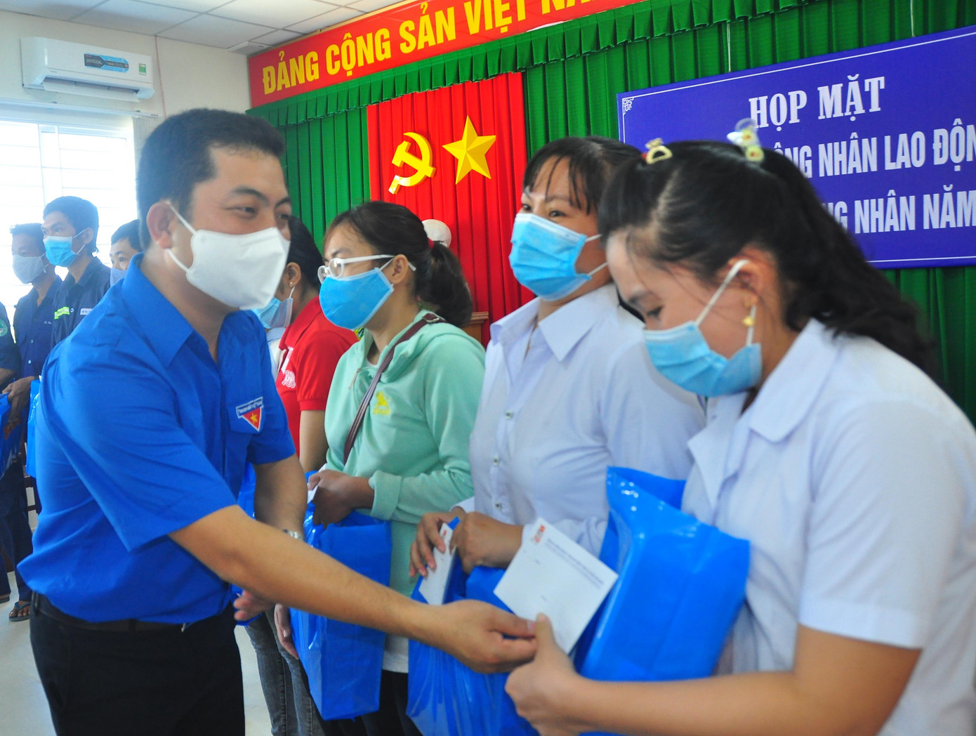 Anh Võ Minh Nhật, Phó Bí thư Tỉnh đoàn Trà Vinh tặng quà cho công nhân