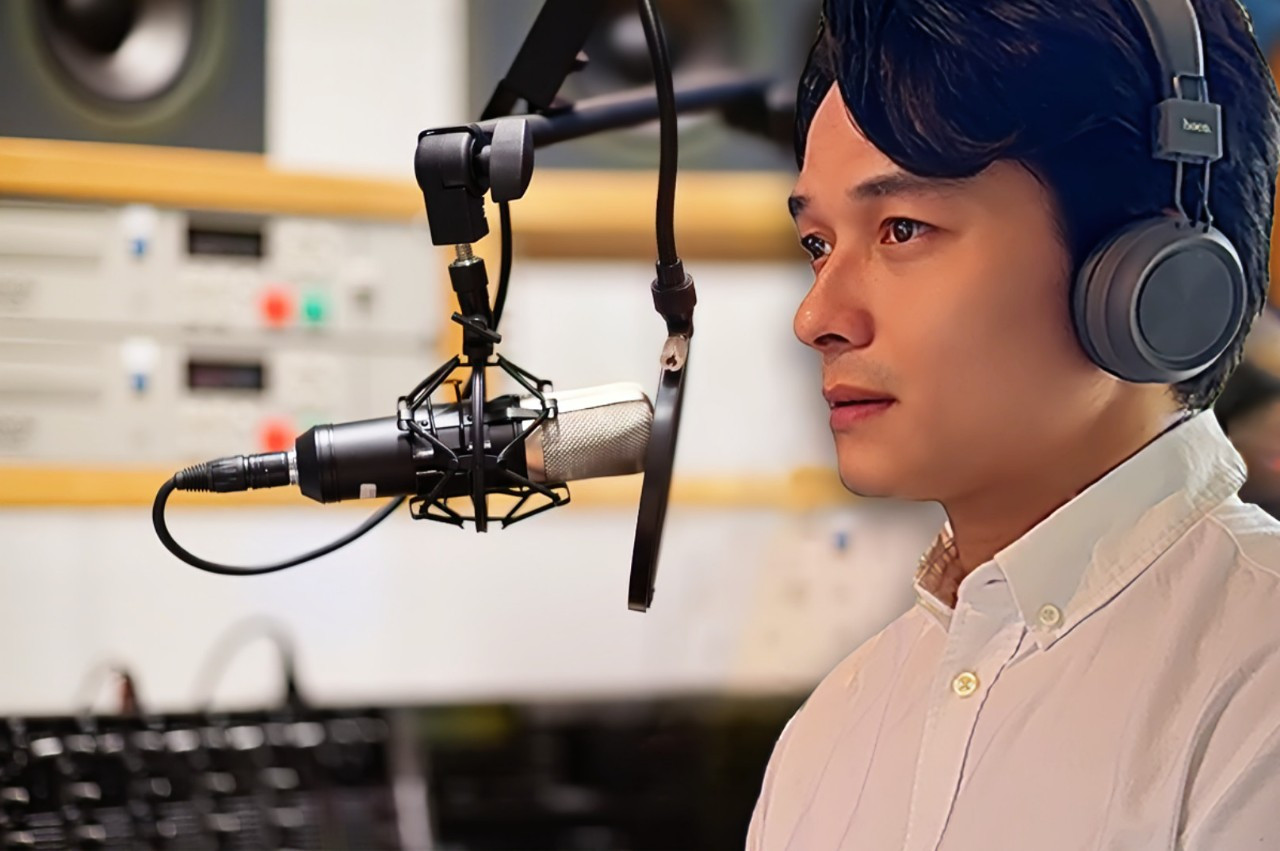 Diễn viên Lê Minh Thành tham gia đọc cho chương trình.