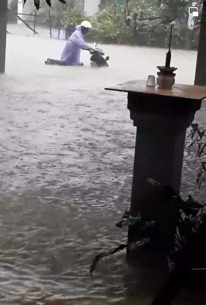 Nước ngập sâu ảnh hưởng tài sản, hoa màu người dân.