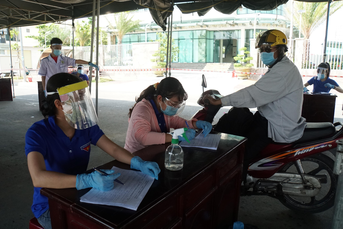 Các tình nguyện viên làm nhiệm vụ khai báo y tế