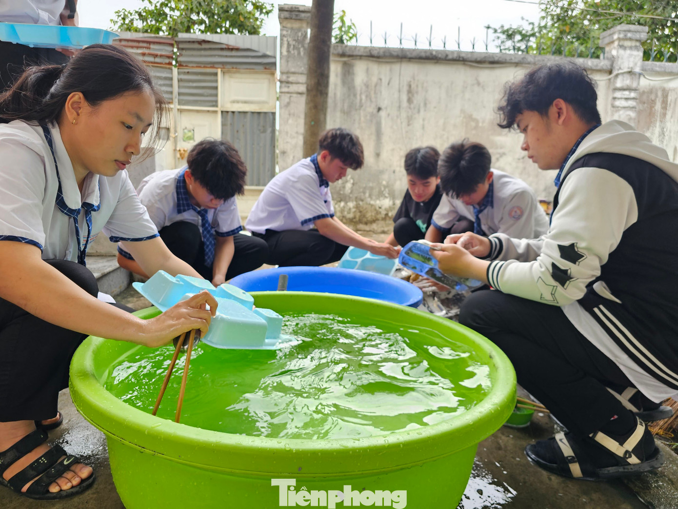 Sau khi ăn xong, học sinh tự tay mang khay đi rửa. Ảnh: Hòa Hội