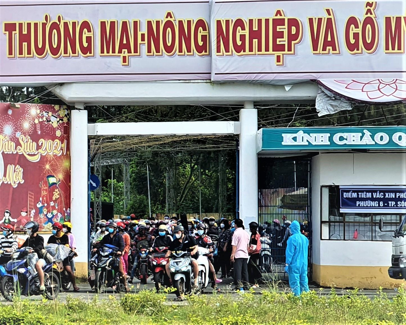 Người dân được hướng dẫn về tập trung tại Khu văn hoá Hồ Nước Ngọt (phường 6-TP Sóc Trăng) để phân vùng theo địa phương rồi đưa đi cách ly theo quy định