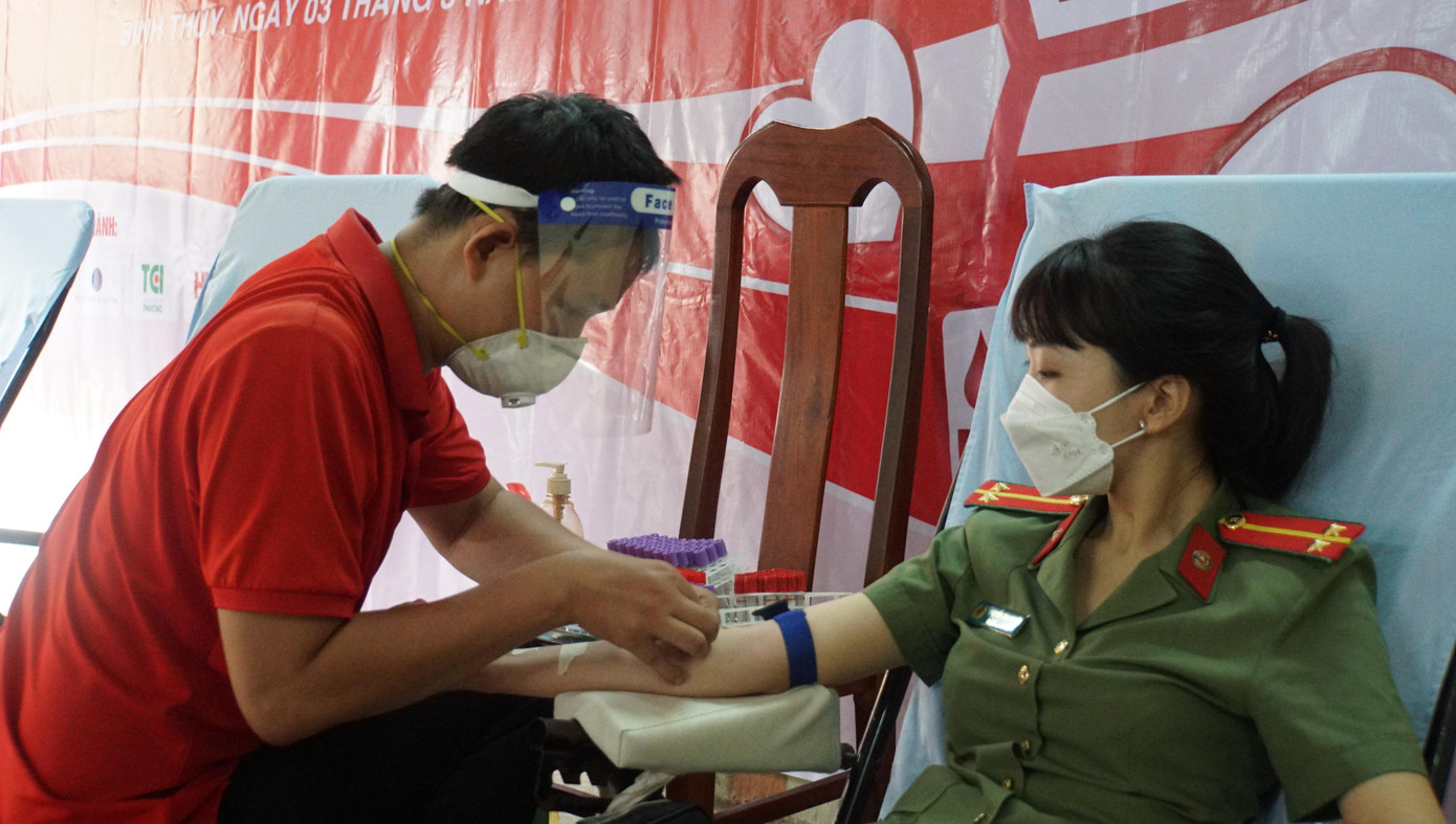 Nữ chiến sĩ công an quận Bình Thủy tham gia hiến máu