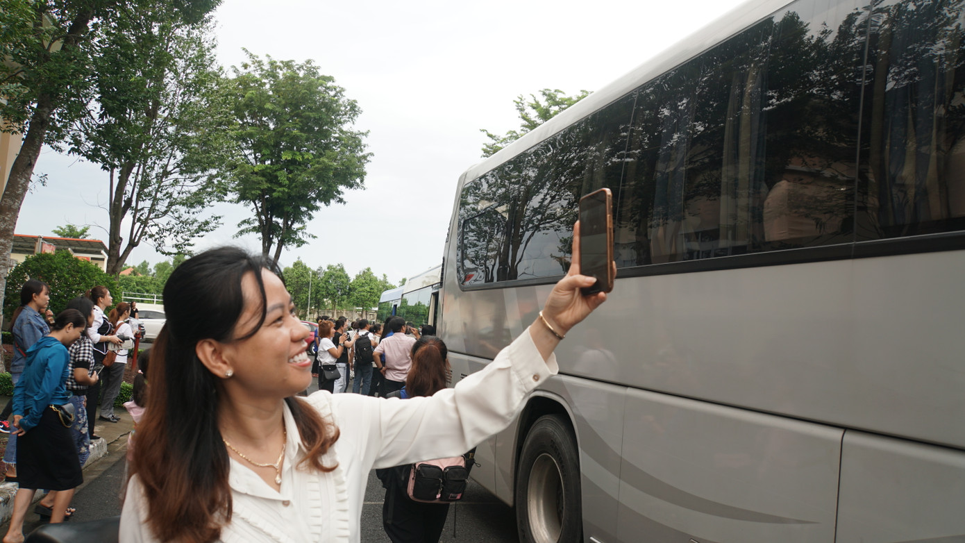 Gia đình tiễn "chiến sĩ" nhí tham gia Học kỳ quân đội. Ảnh: Hòa Hội Gia đình tiễn "chiến sĩ" nhí tham gia Học kỳ quân đội. Ảnh: Hòa Hội