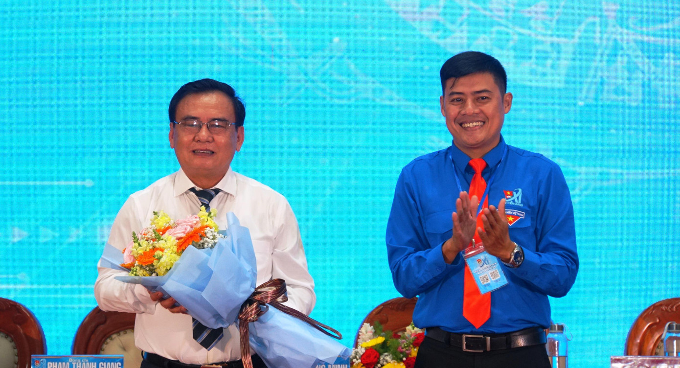 Bí thư Tỉnh Đoàn Tiền Giang Nguyễn Quang Minh tặng hoa cảm ơn ông Võ Văn Bình, Phó Bí thư Thường trực Tỉnh ủy, Chủ tịch HĐND tỉnh Tiền Giang. Ảnh: Hòa Hội Bí thư Tỉnh Đoàn Tiền Giang Nguyễn Quang Minh tặng hoa cảm ơn ông Võ Văn Bình, Phó Bí thư Thường trực Tỉnh ủy, Chủ tịch HĐND tỉnh Tiền Giang. Ảnh: Hòa Hội