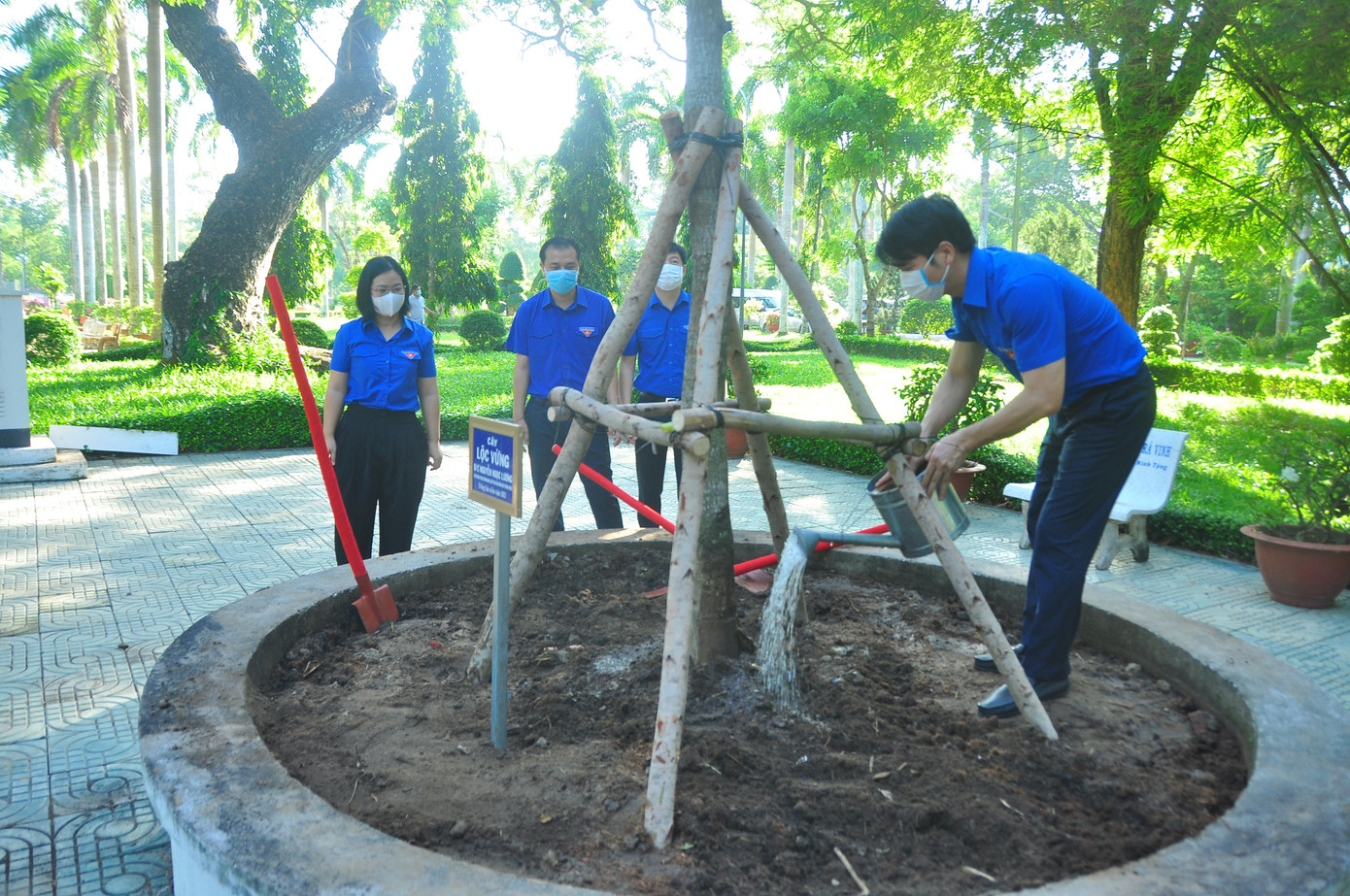 Nhân dịp này, Đoàn công tác của Trung ương Đoàn cùng Tuổi trẻ Trà Vinh tổ chức trồng cây “Đời đời nhớ ơn Bác Hồ” trong khuôn viên Khu di tích Đền thờ Chủ tịch Hồ Chí Minh tại xã Long Đức, TP Trà Vinh. - Ảnh: Hòa Hội