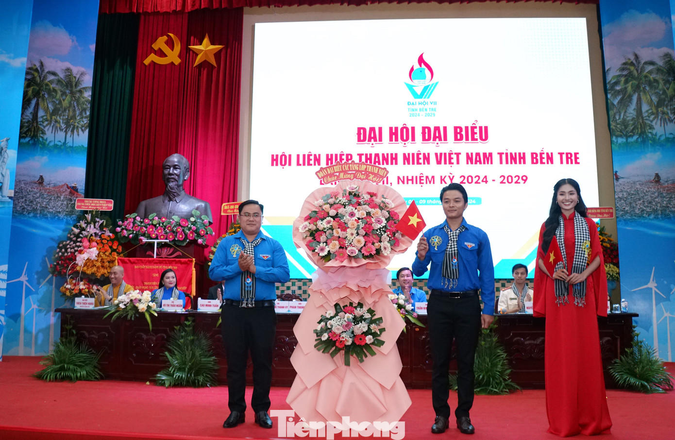 Đại biểu đại diện các dân tộc, tầng lớp thanh niên tặng hoa chúc mừng đại hội. Ảnh: Hòa Hội