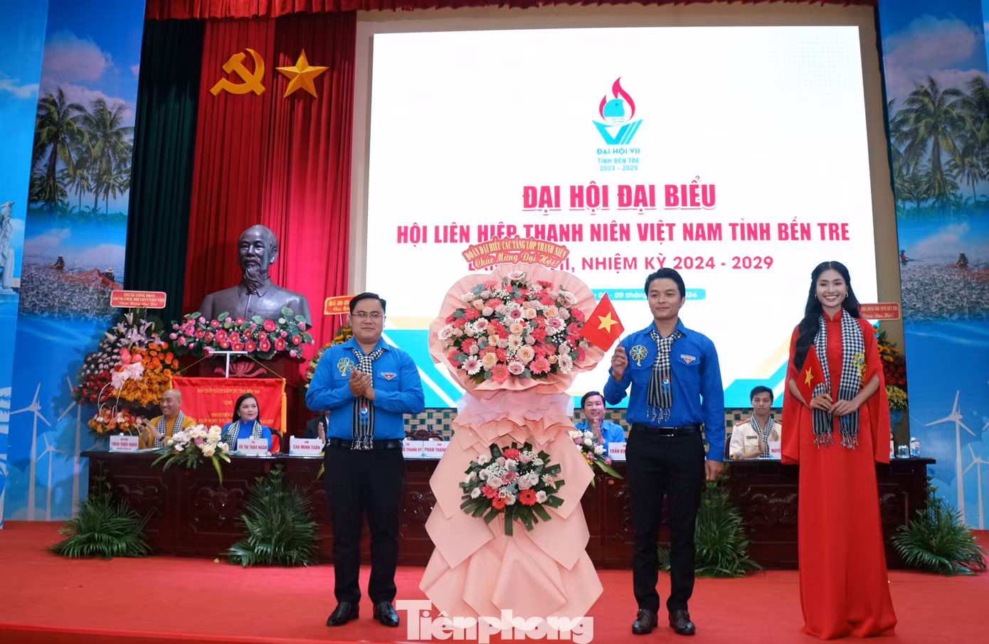 Đại biểu đại diện các dân tộc, tầng lớp thanh niên tặng hoa chúc mừng đại hội. Ảnh: Hòa Hội