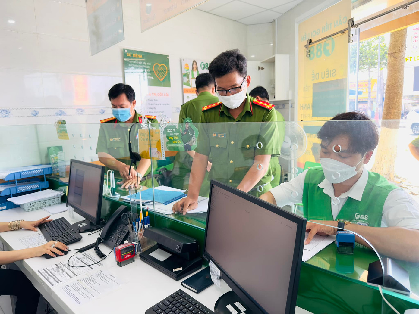 Hình ảnh công an tỉnh Bến Tre kiểm tra hành chính chi nhánh và điểm kinh doanh của F88 tại Bến Tre