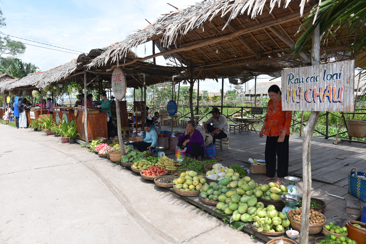 Rất nhiều hoa quả, hoa trái tươi ngon.