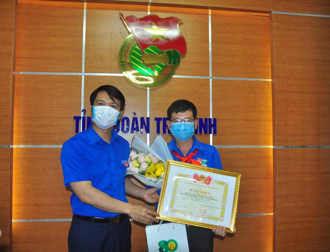 Bí thư Trung ương Đoàn Nguyễn Ngọc Lương trao giải nhất cho thầy Huỳnh Huệ Minh. - Ảnh: Hòa Hội