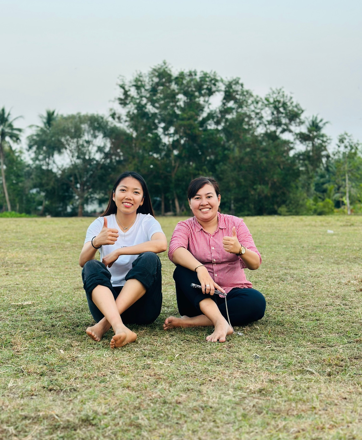 Phương Thảo chụp hình cùng cầu thủ Huỳnh Như. Ảnh: NVCC