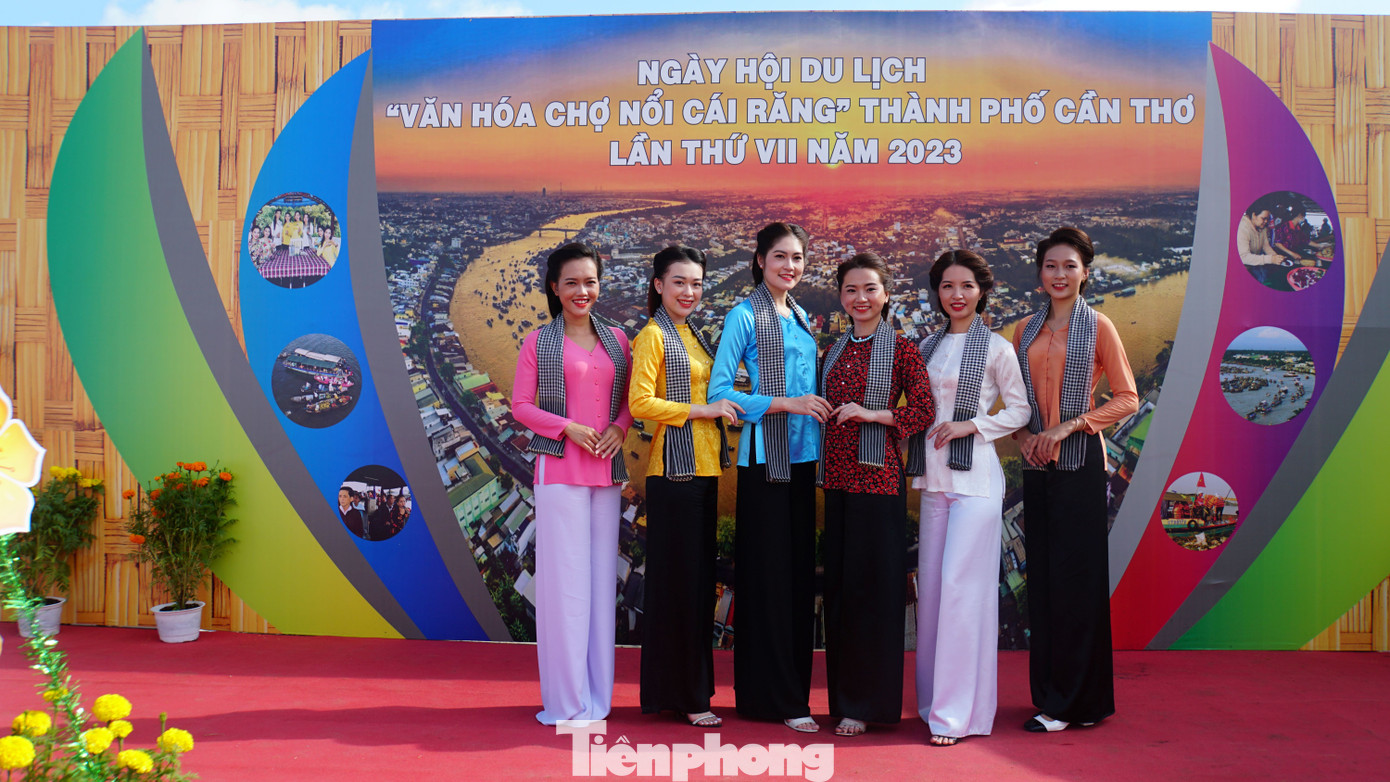 Các bạn trẻ lưu lại kỷ niệm với áo bà ba tại ngày hội. Ảnh: Hòa Hội. Các bạn trẻ lưu lại kỷ niệm với áo bà ba tại ngày hội. Ảnh: Hòa Hội.