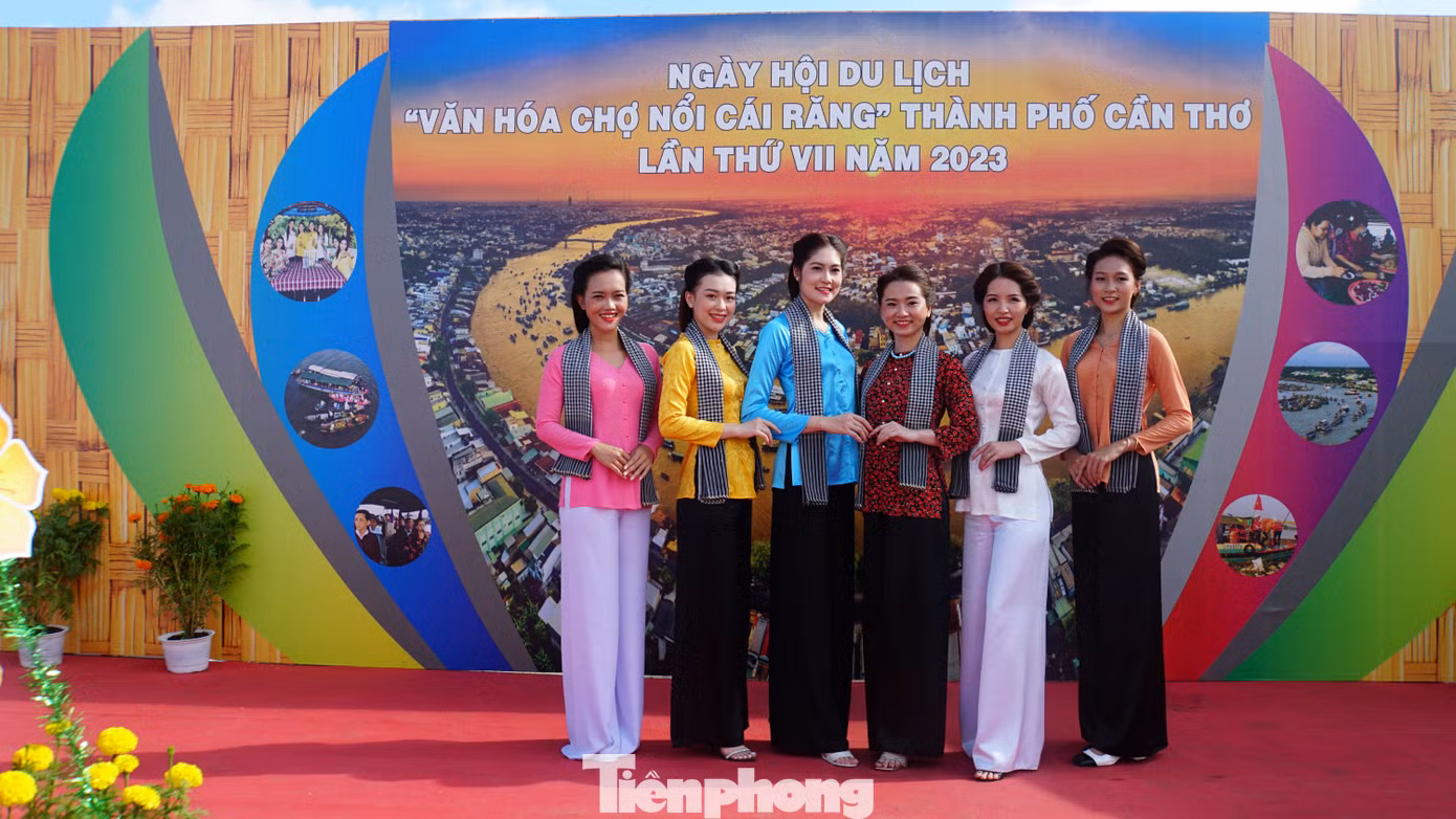 Các bạn trẻ lưu lại kỷ niệm với áo bà ba tại ngày hội. Ảnh: Hòa Hội.