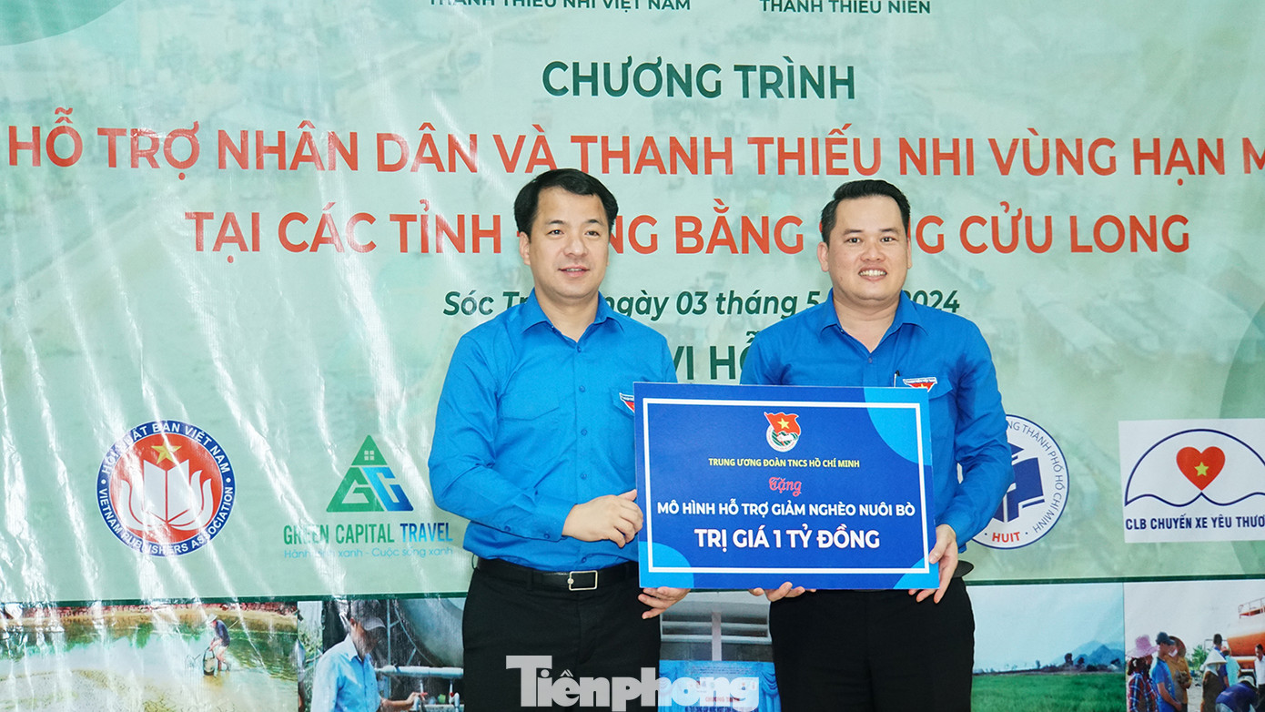 Anh Ngô Văn Cương - Bí thư T.Ư Đoàn trao tặng mô hình hỗ trợ giảm nghèo nuôi bò trị giá 1 tỷ đồng cho Tỉnh Đoàn Sóc Trăng. Ảnh: Hòa Hội Anh Ngô Văn Cương - Bí thư T.Ư Đoàn trao tặng mô hình hỗ trợ giảm nghèo nuôi bò trị giá 1 tỷ đồng cho Tỉnh Đoàn Sóc Trăng. Ảnh: Hòa Hội