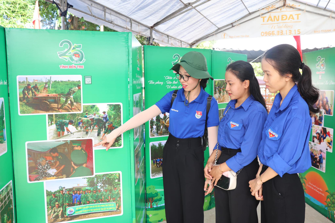 Đoàn viên thanh niên tham quan triển lãm ảnh. Đoàn viên thanh niên tham quan triển lãm ảnh.