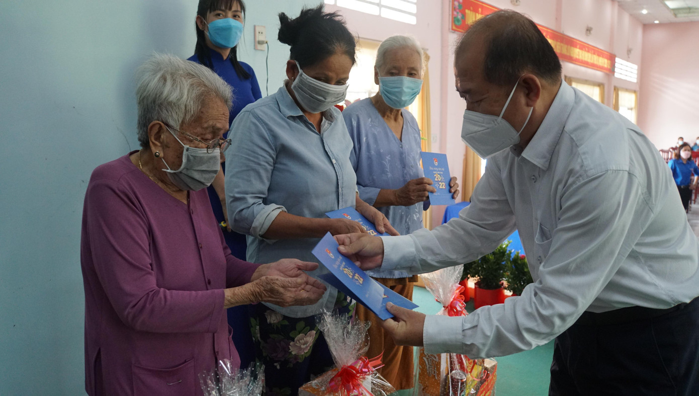 Ông Đoàn Tấn Bửu, Phó chủ tịch UBND tỉnh Đồng Tháp tặng quà cho người dân. Ông Đoàn Tấn Bửu, Phó chủ tịch UBND tỉnh Đồng Tháp tặng quà cho người dân.