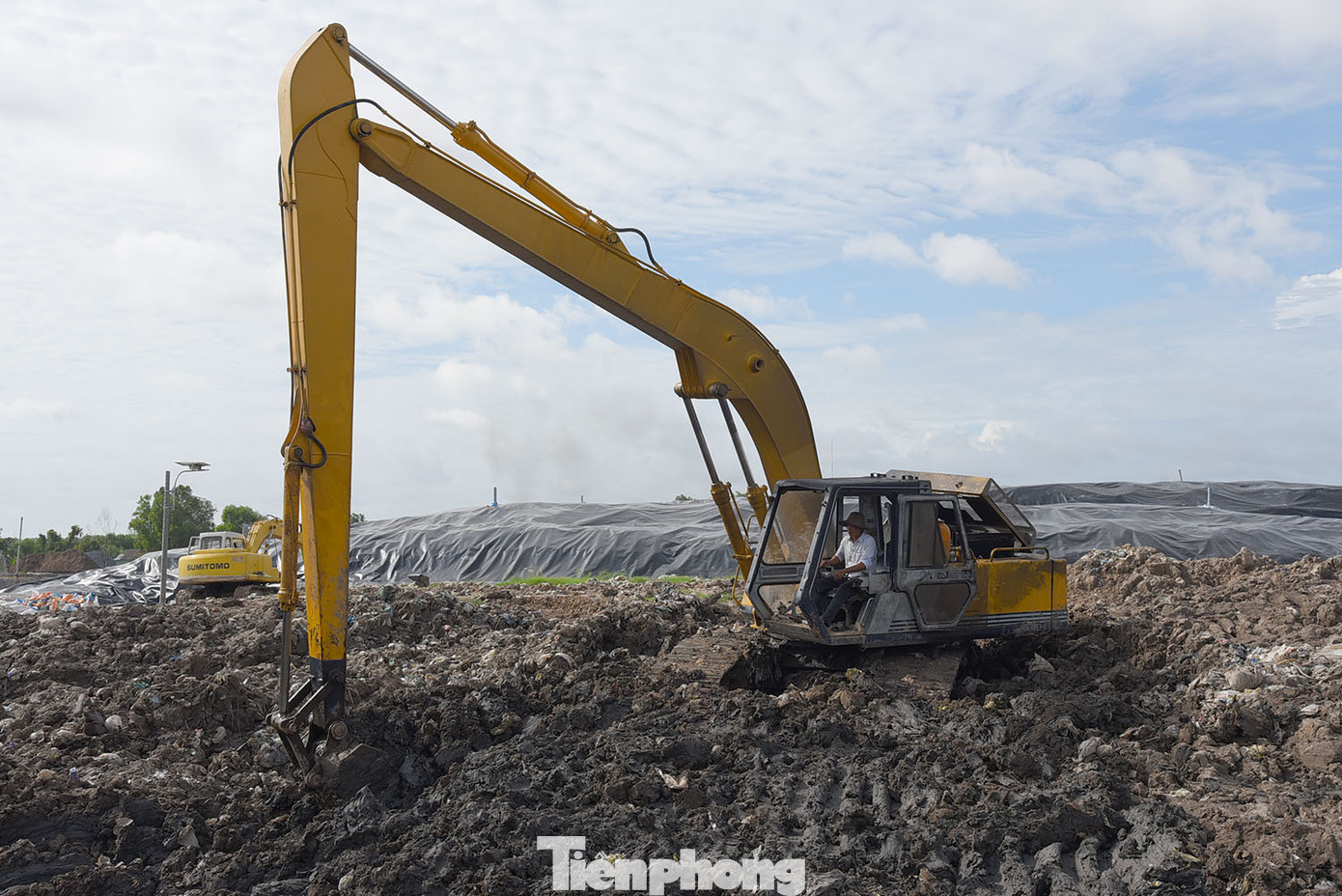 Đơn vị thi công đang khắc phục ô nhiễm môi trường tại bãi rác An Hiệp, huyện Ba Tri, tỉnh Bến Tre. Ảnh: Hòa Hội. Đơn vị thi công đang khắc phục ô nhiễm môi trường tại bãi rác An Hiệp, huyện Ba Tri, tỉnh Bến Tre. Ảnh: Hòa Hội.