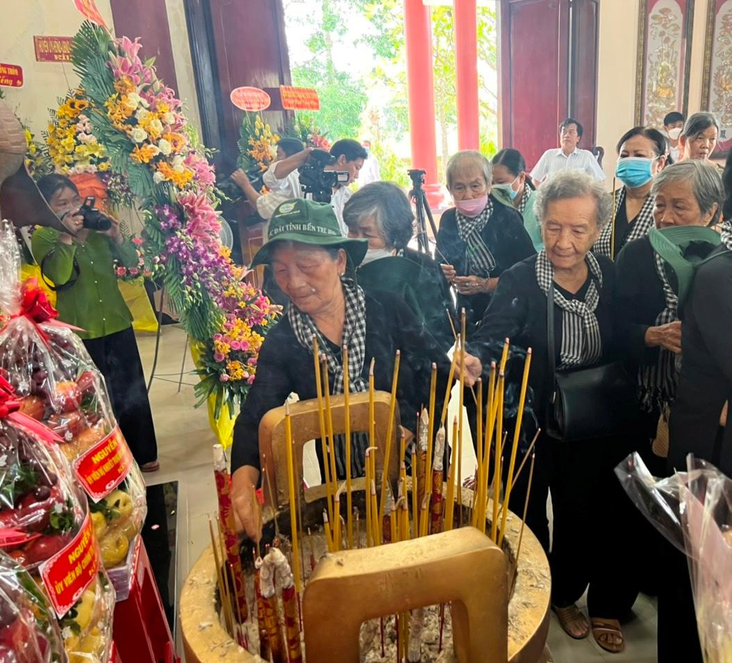 Người dân vào viếng Nữ tướng Nguyễn Thị Định