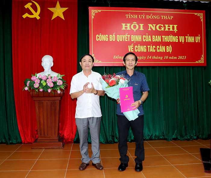 Ông Phan Văn Thắng trao quyết định ông Trần Hoàng Vũ. Ảnh: V. Tiến Ông Phan Văn Thắng trao quyết định ông Trần Hoàng Vũ. Ảnh: V. Tiến