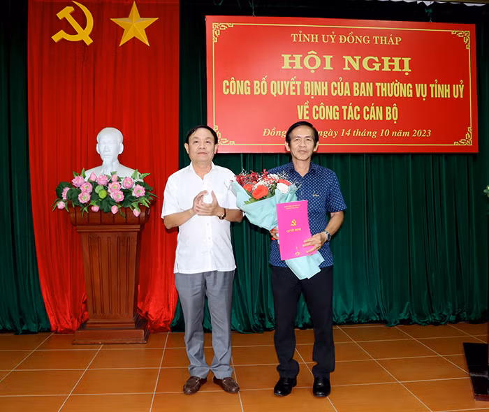 Ông Phan Văn Thắng trao quyết định ông Trần Hoàng Vũ. Ảnh: V. Tiến