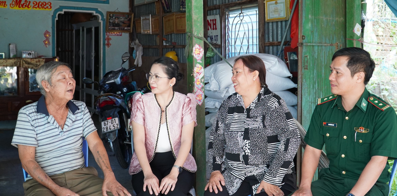 Lãnh đạo Ban Dân vận tỉnh An Giang thăm hỏi gia đình chính sách tại huyện Tri Tôn.