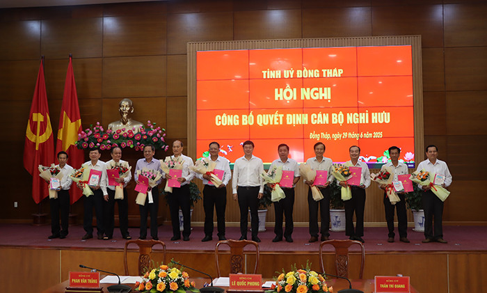 Bí thư Tỉnh uỷ Đồng Tháp Lê Quốc Phong trao quyết định và hoa cho các cán bộ nghỉ hưu.