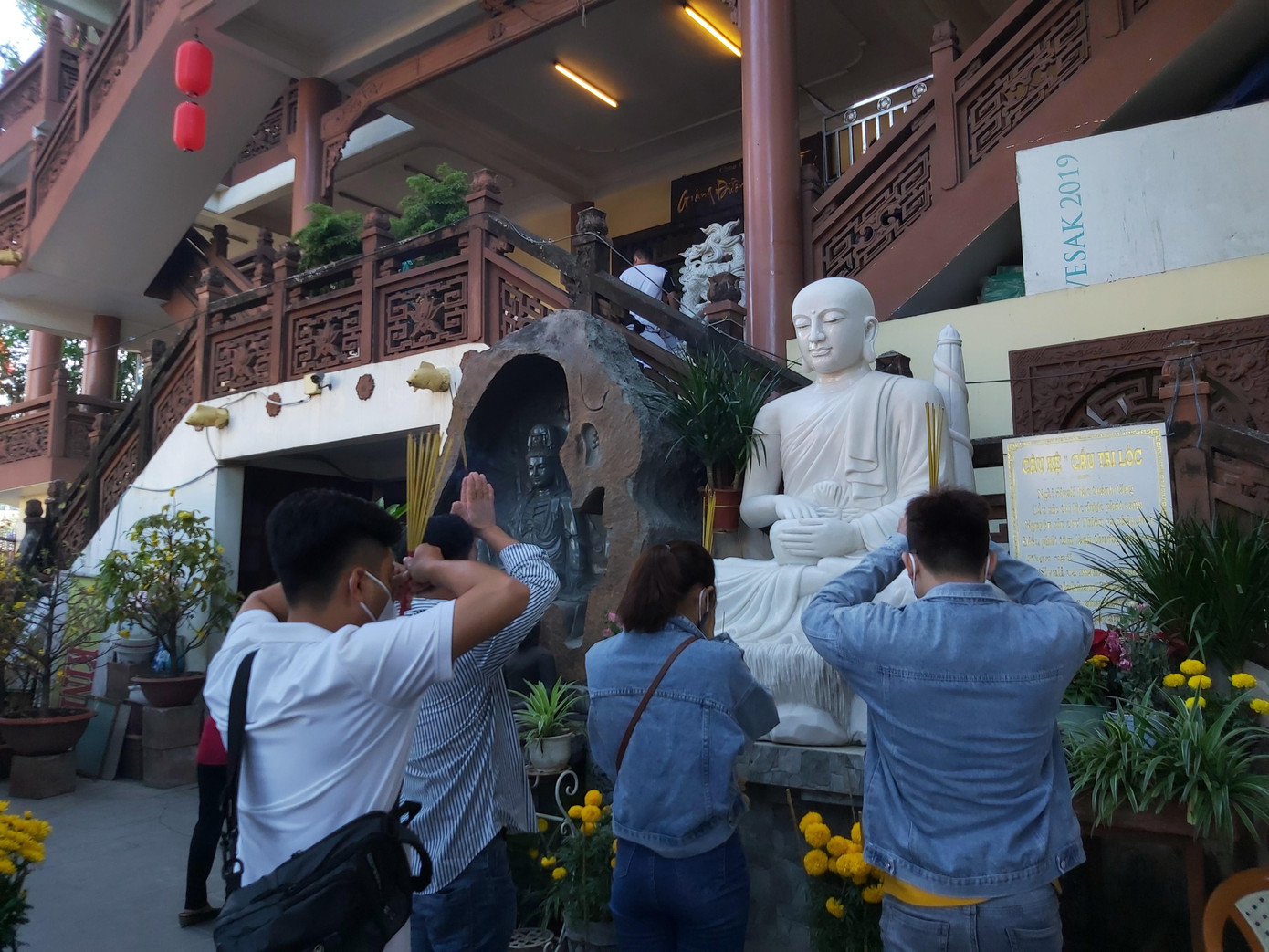 Người dân lễ chùa Phật Học, quận Ninh Kiều, TP cần Thơ. - Ảnh: Hòa Hội