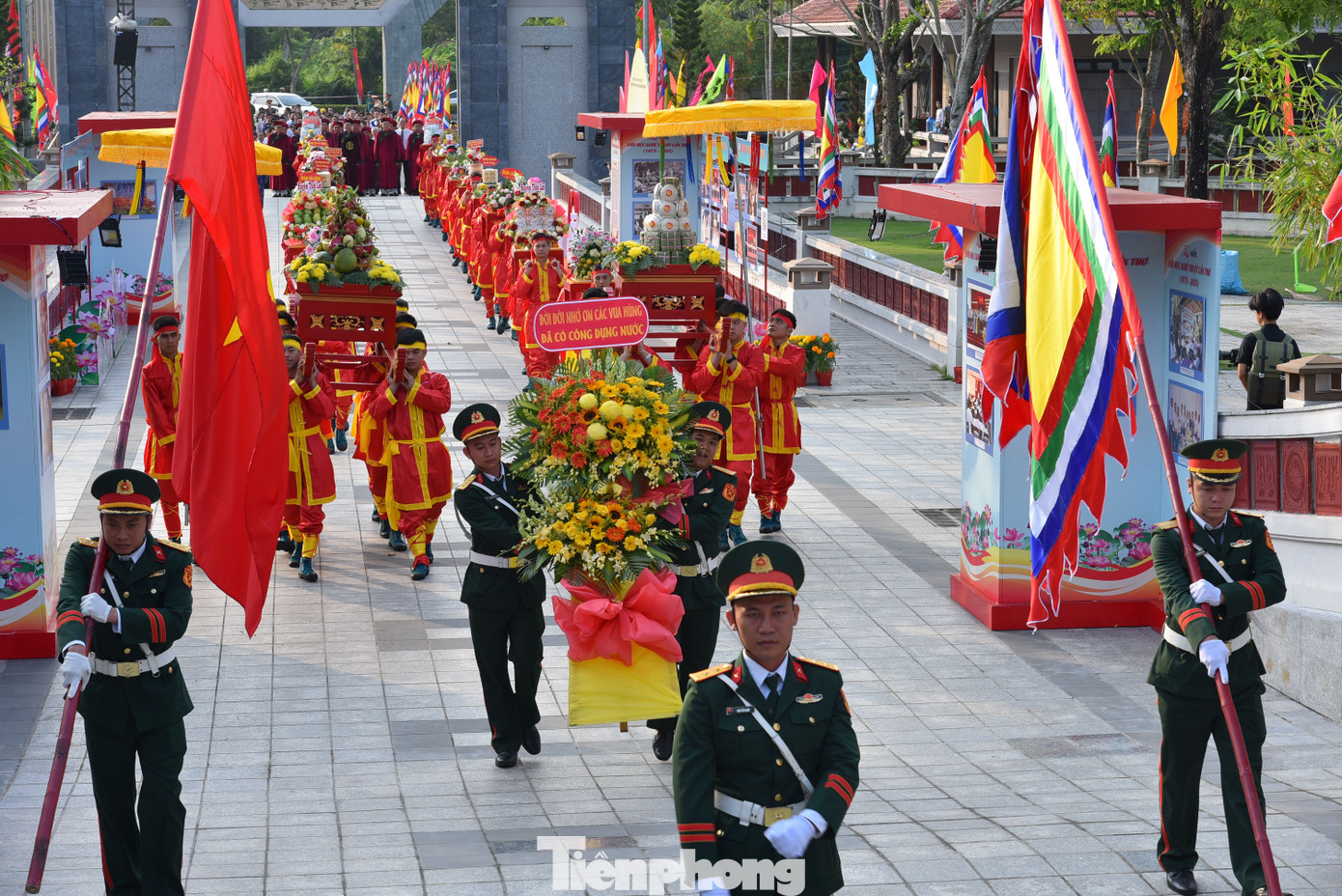 Sáng 7/4 (mùng 10/3 Âm lịch), thành phố Cần Thơ tổ chức lễ Giỗ Tổ Hùng Vương tại Đền thờ Vua Hùng ở quận Bình Thủy - Đền thờ Vua Hùng lớn nhất phía Nam. Lãnh đạo thành phố và hàng nghìn người dân từ khắp nơi đến viếng. Ảnh: Hòa Hội Sáng 7/4 (mùng 10/3 Âm lịch), thành phố Cần Thơ tổ chức lễ Giỗ Tổ Hùng Vương tại Đền thờ Vua Hùng ở quận Bình Thủy - Đền thờ Vua Hùng lớn nhất phía Nam. Lãnh đạo thành phố và hàng nghìn người dân từ khắp nơi đến viếng. Ảnh: Hòa Hội