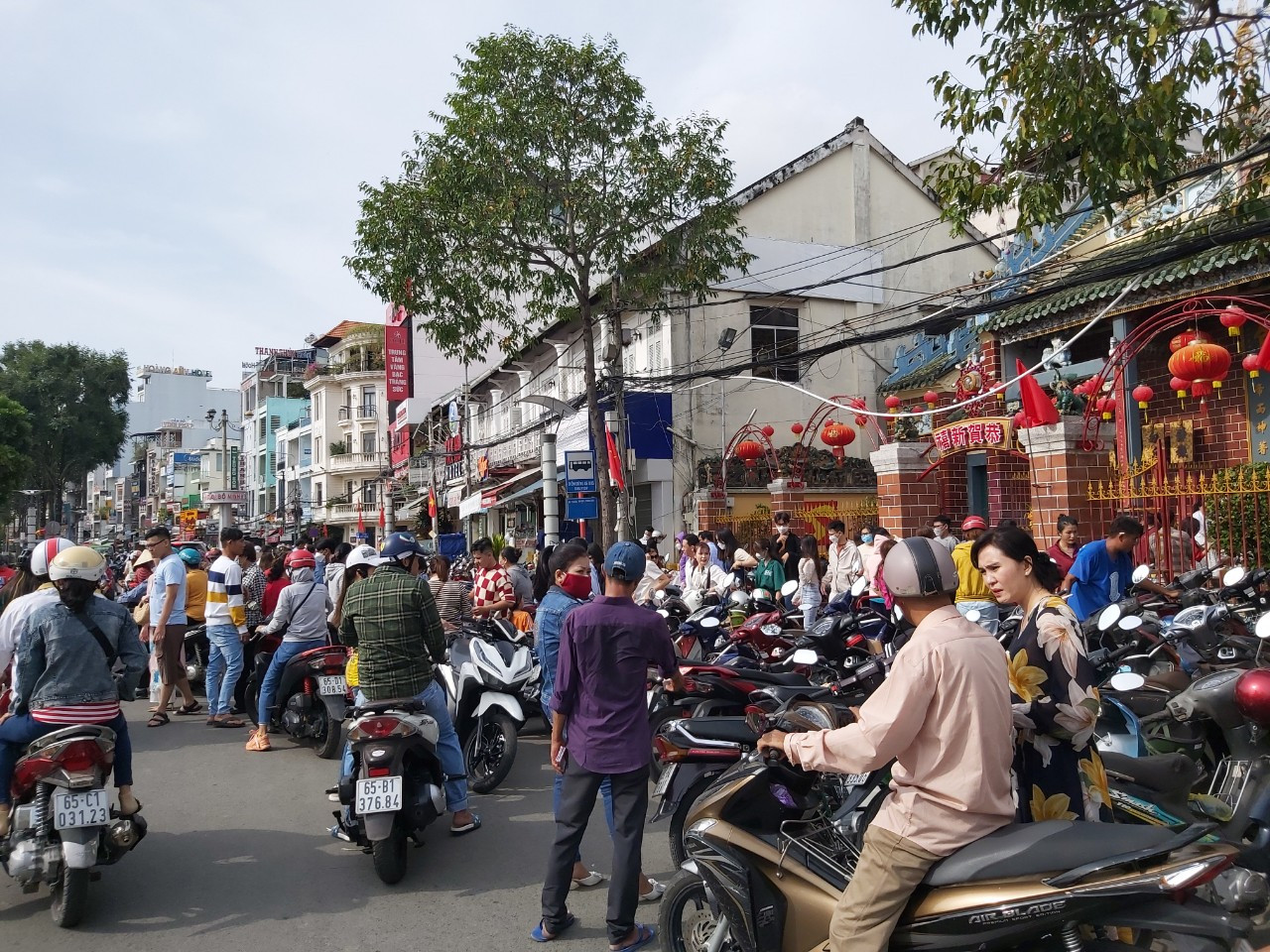 Đông nghịt người dân viếng chùa đầu năm mới, tại chùa Ông ở bến Ninh Kiều. Ảnh: Hòa Bình