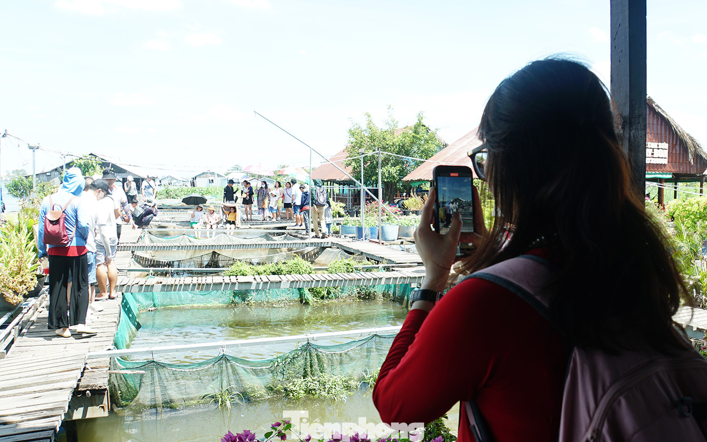 Du khách chụp ảnh làm kỷ niệm. Ảnh: Hòa Hội