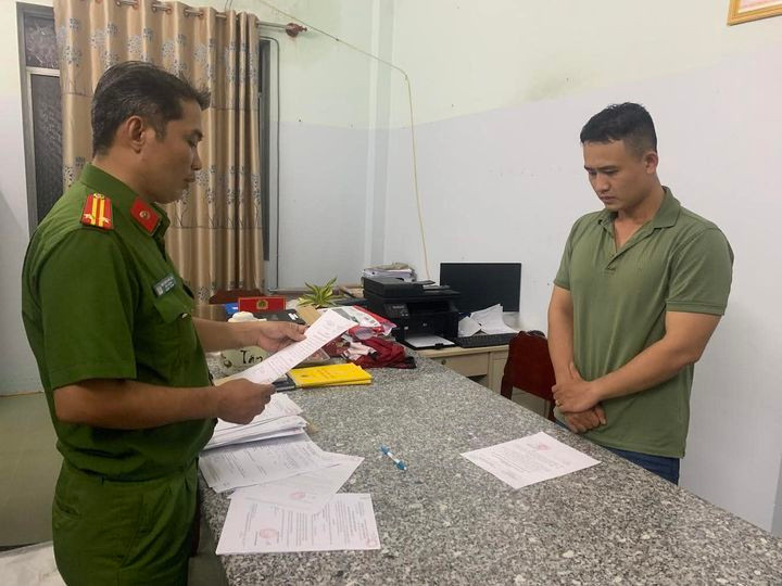 Cơ quan công an thi hành lệnh bắt đối với Ngô Minh Thông.