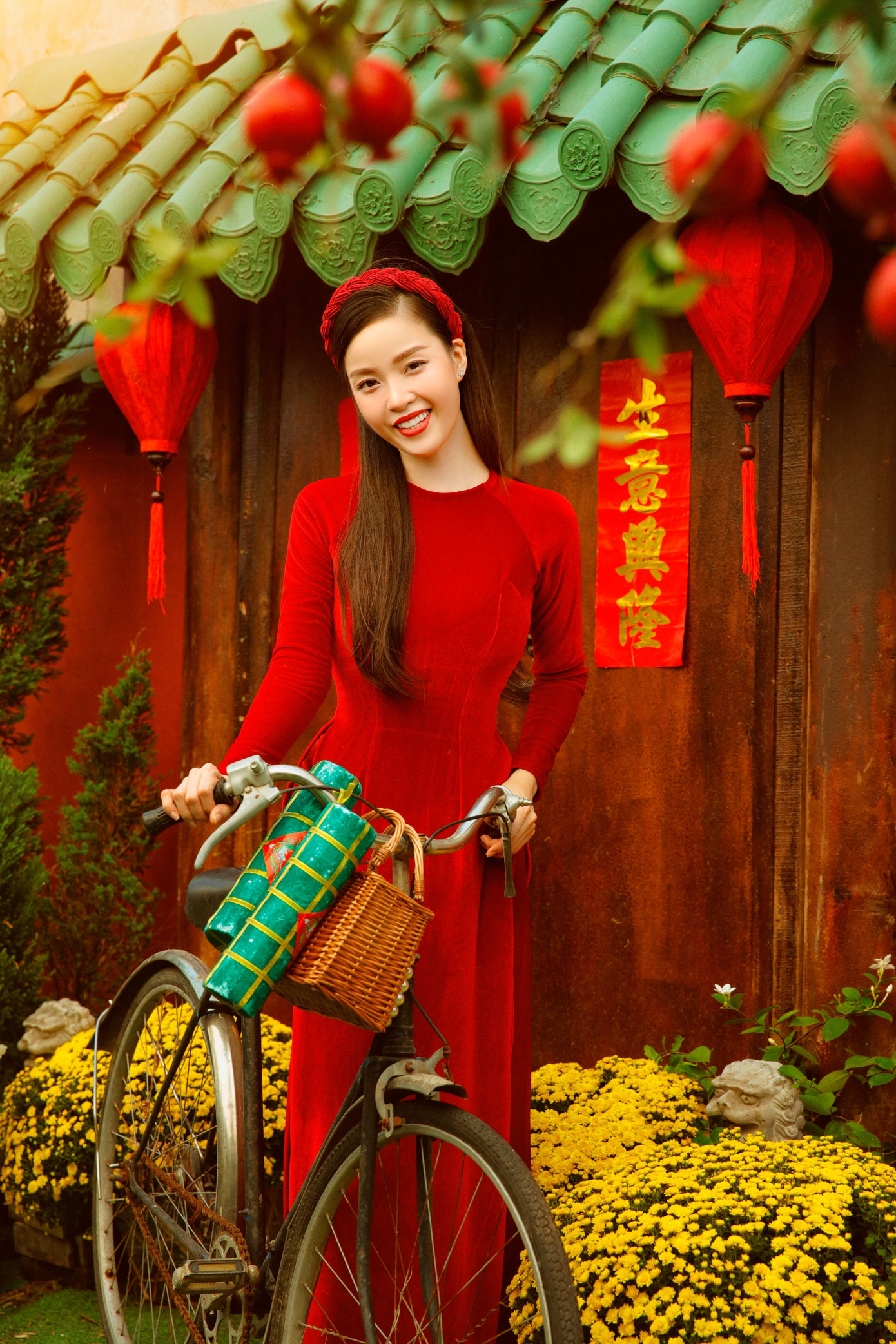 Thanh Tú chia sẻ: “Bình an và sức khỏe là 2 điều không chỉ muốn mang về cho mẹ, gia đình mà còn muốn trao gửi lời chúc bình an đến những y, bác sĩ ở tuyến đầu chống dịch, những người đã và đang từng ngày chiến đấu với đại dịch COVID-19&quot;.