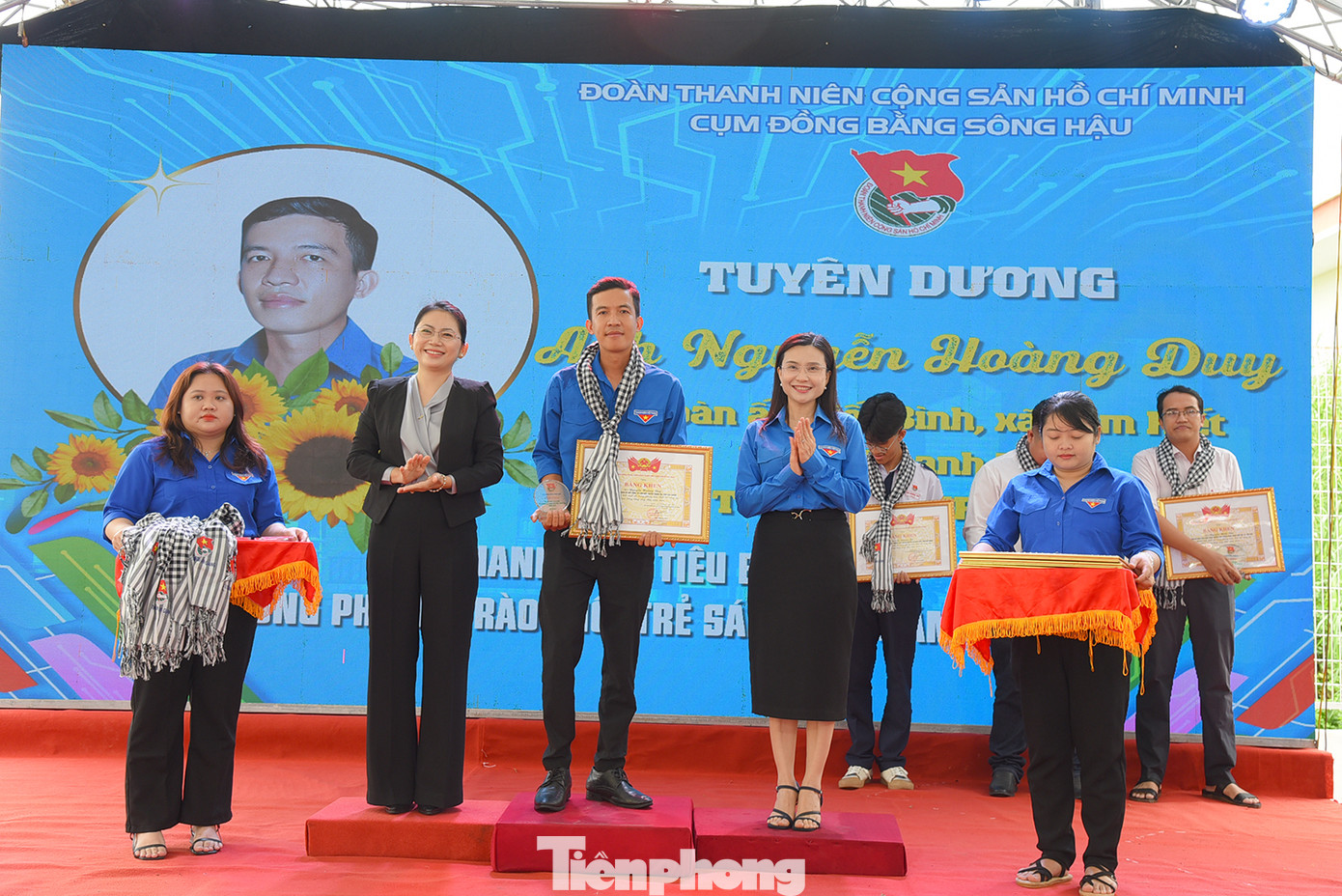 Chị Nguyễn Phạm Duy Trang – Bí thư T.Ư Đoàn, Chủ tịch Hội đồng Đội T.Ư và bà Võ Thị Thủy Tiên – Phó Trưởng Ban Dân vận Tỉnh ủy An Giang khen thưởng cho thanh niên sáng tạo cụm đồng bằng sông Hậu. Ảnh: Hoà Hội Chị Nguyễn Phạm Duy Trang – Bí thư T.Ư Đoàn, Chủ tịch Hội đồng Đội T.Ư và bà Võ Thị Thủy Tiên – Phó Trưởng Ban Dân vận Tỉnh ủy An Giang khen thưởng cho thanh niên sáng tạo cụm đồng bằng sông Hậu. Ảnh: Hoà Hội