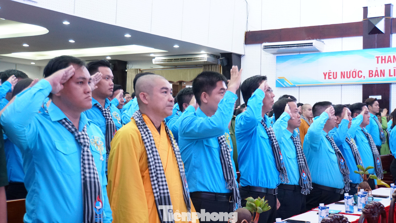 Nghi thức chào cờ. Ảnh: Hòa Hội