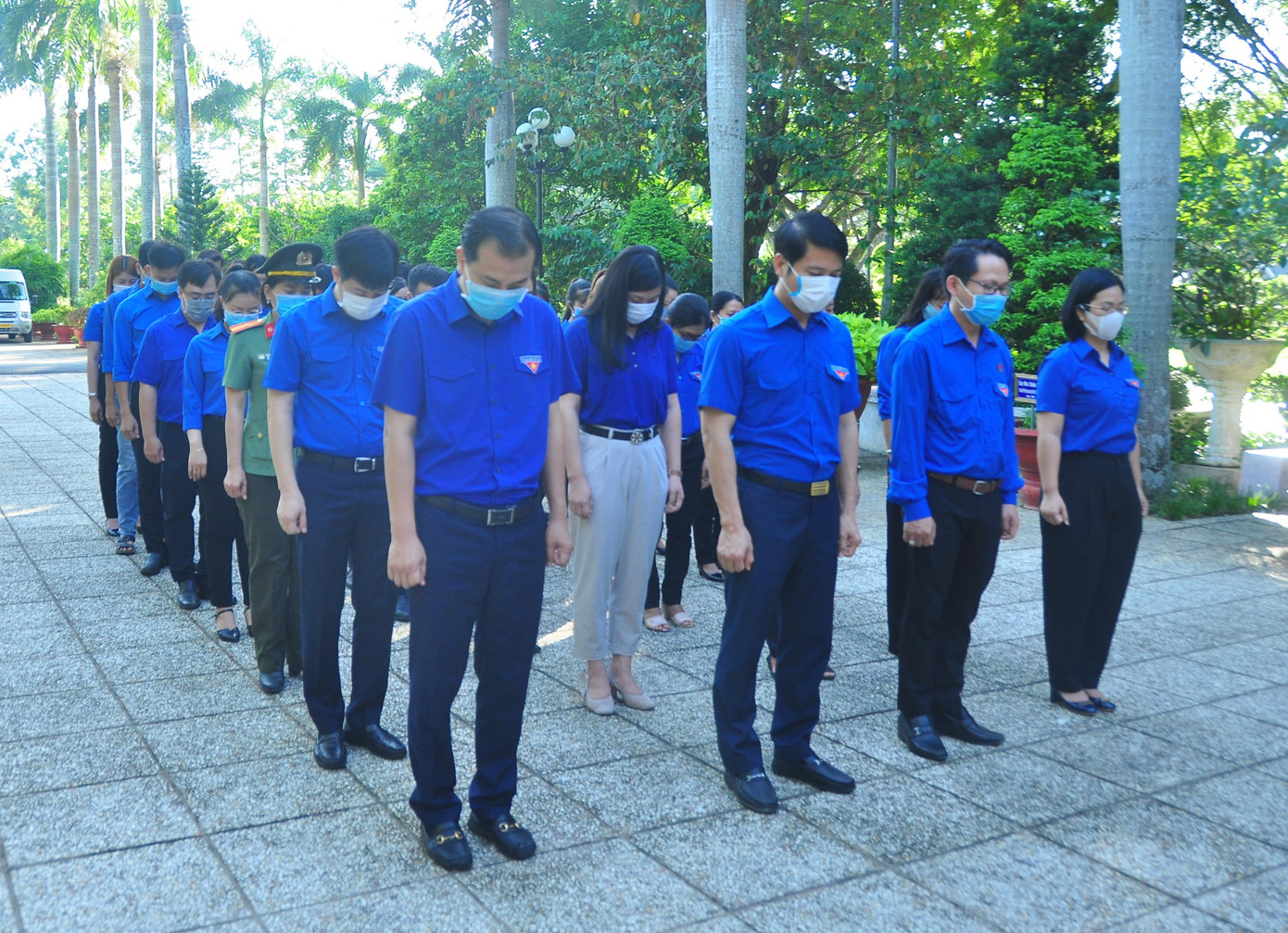 Đoàn công tác mặc niệm tưởng nhớ Bác