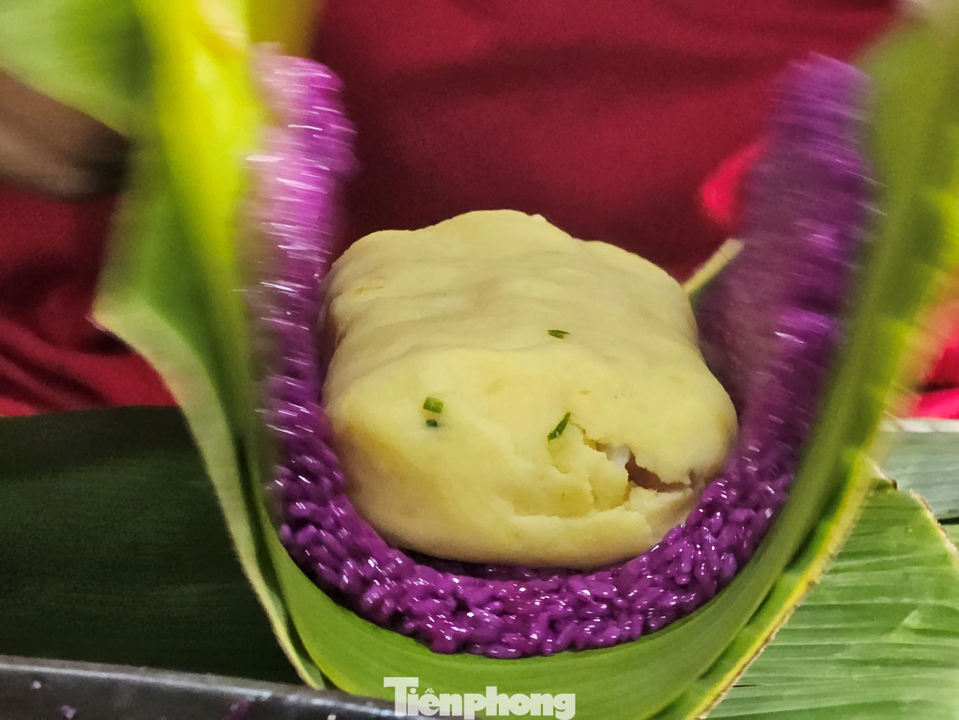 Những gói xôi, chiếc bánh dân gian của cụ Trọng hợp khẩu vị của những người khó tính. Món đặc trưng là xôi lá cẩm. Thứ xôi đơn giản được lấy màu tím của lá cẩm, ăn kèm dừa nạo, muối lạc, đậu xanh khiến thực khách chỉ nhìn thấy đã thèm. Ảnh: Hòa Hội.