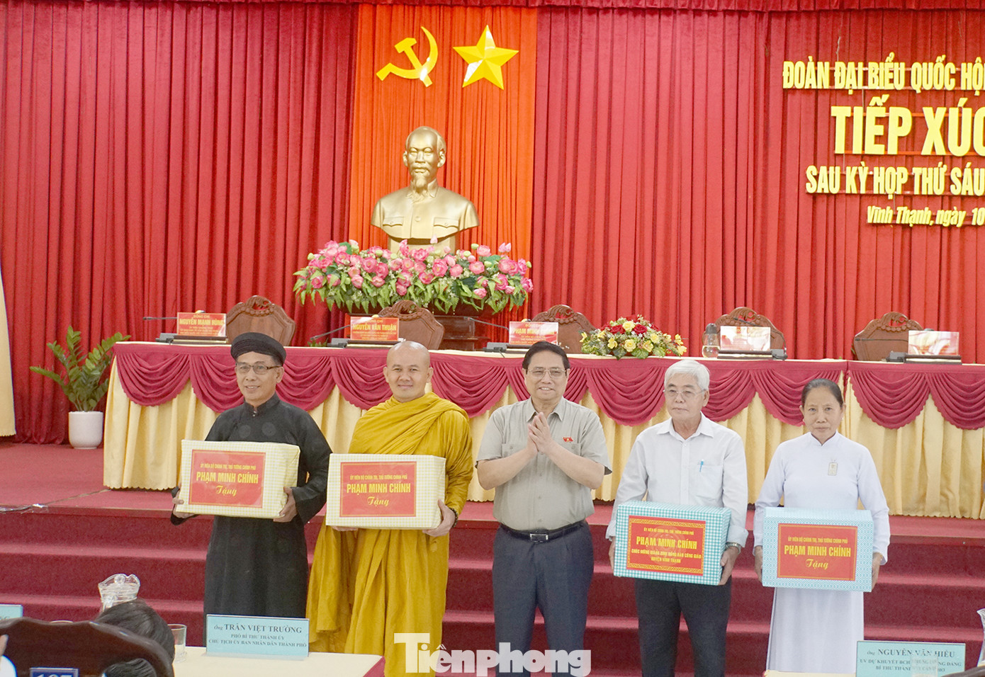 Thủ tướng Phạm Minh Chính trao tặng quà cho chức sắc tôn giáo tại huyện Vĩnh Thạnh. Ảnh: Hòa Hội. Thủ tướng Phạm Minh Chính trao tặng quà cho chức sắc tôn giáo tại huyện Vĩnh Thạnh. Ảnh: Hòa Hội.