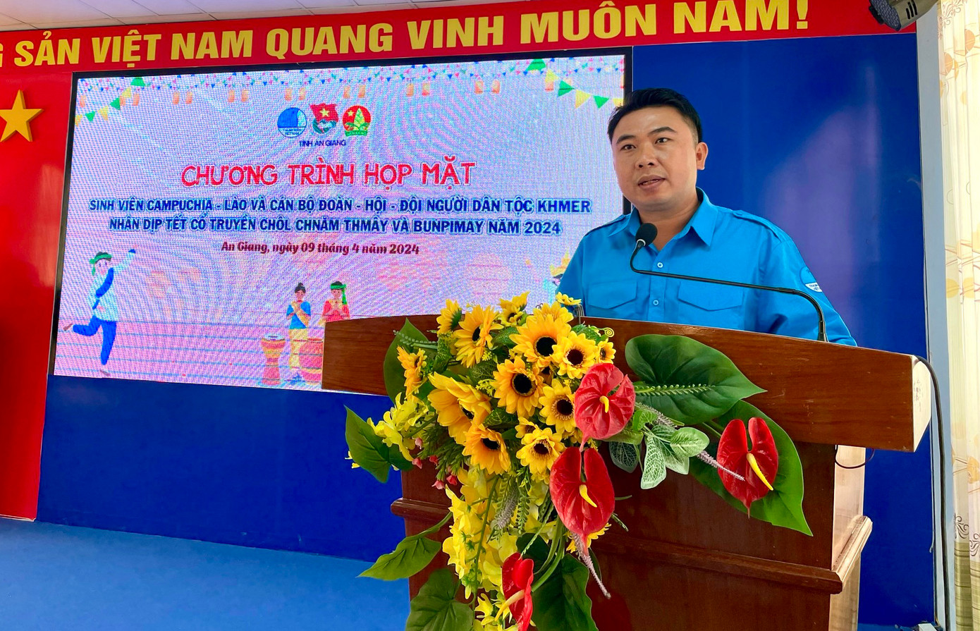 Anh Đỗ Minh Sang – Phó Bí thư Tỉnh Đoàn, Chủ tịch Hội LHTN Việt Nam tỉnh An Giang phát biểu tại họp mặt. Anh Đỗ Minh Sang – Phó Bí thư Tỉnh Đoàn, Chủ tịch Hội LHTN Việt Nam tỉnh An Giang phát biểu tại họp mặt.