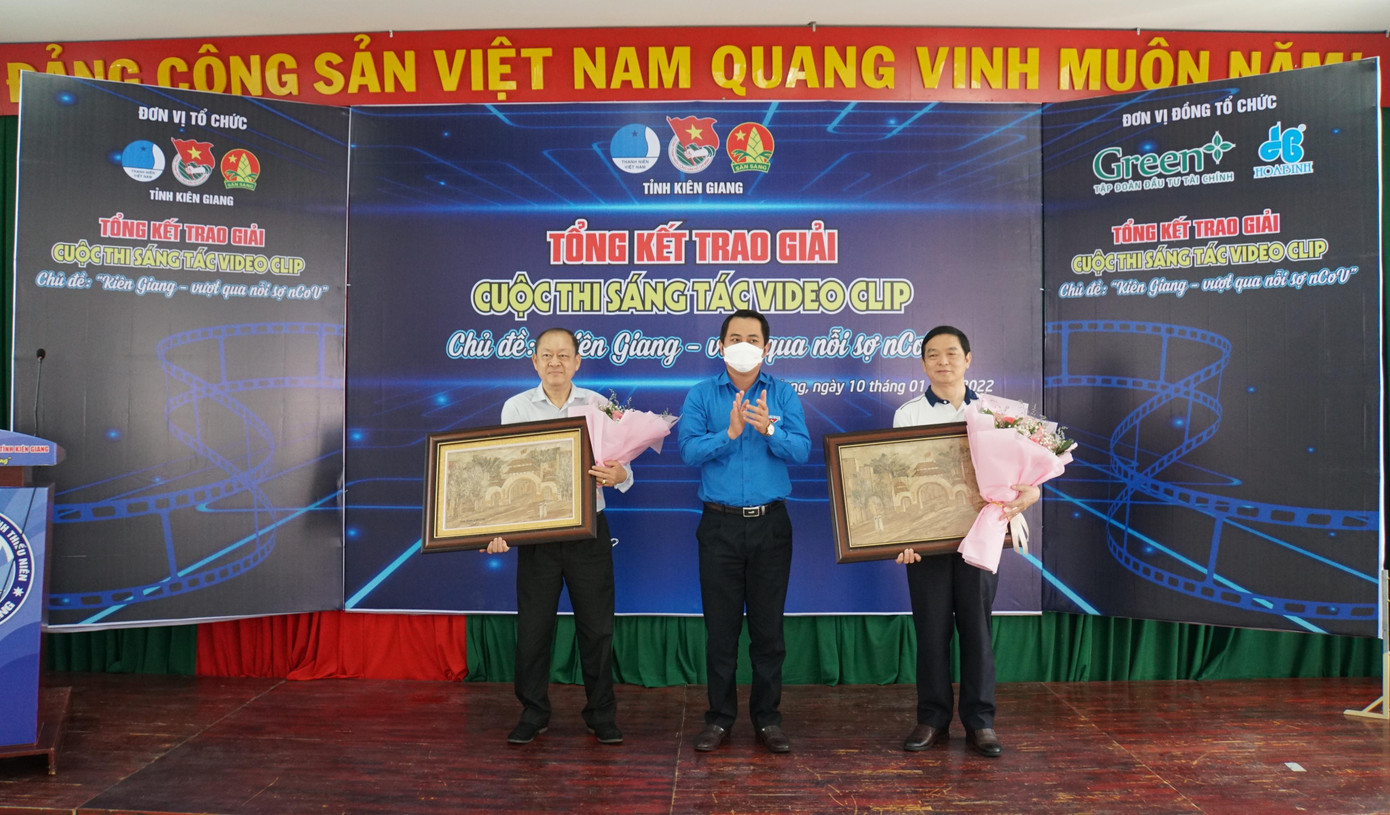 Anh Phan Đình Nhân, Bí thư Tỉnh đoàn Kiên Giang (áo xanh) tặng hoa cho đơn vị tài trợ. - Ảnh: Hòa Hội Anh Phan Đình Nhân, Bí thư Tỉnh đoàn Kiên Giang (áo xanh) tặng hoa cho đơn vị tài trợ. - Ảnh: Hòa Hội