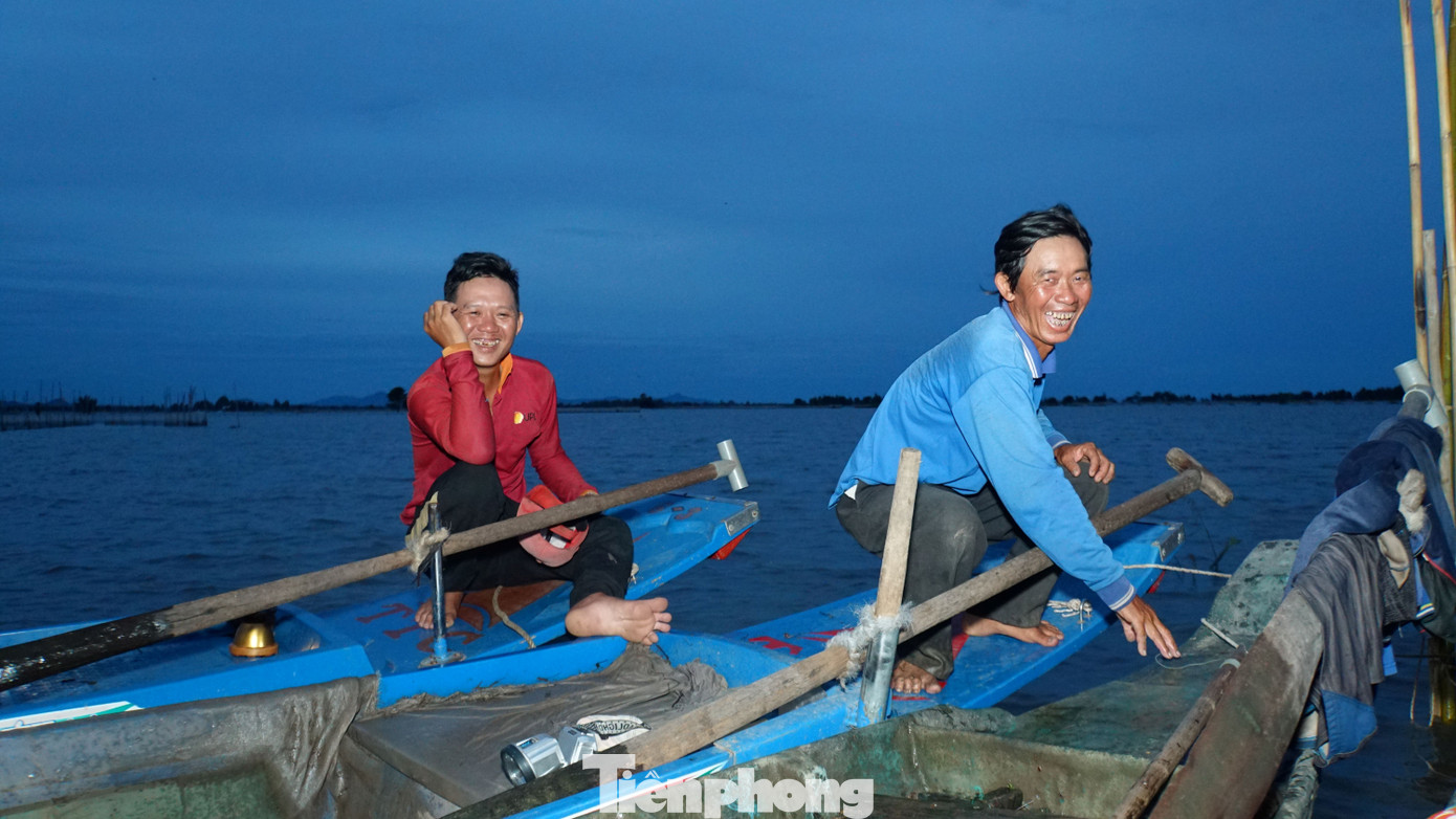 Bủa xong, mọi người chèo xuồng lại điểm đã hẹn trước vui vẻ trò chuyện, ăn cơm sáng. Ảnh: Hòa Hội.