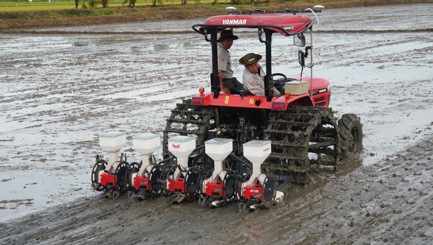 Công ty TNHH Máy Nông Nghiệp Yanmar Việt Nam trình diễn máy sạ cụm. Ảnh: Hòa Hội