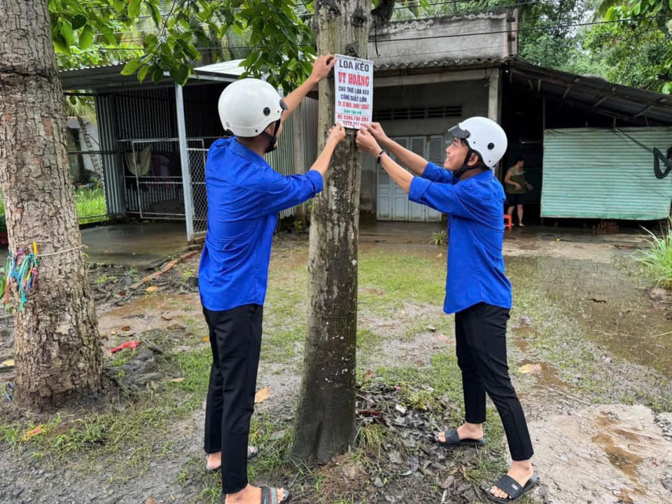 Đoàn viên thanh niên xóa biển quảng cáo. Đoàn viên thanh niên xóa biển quảng cáo.