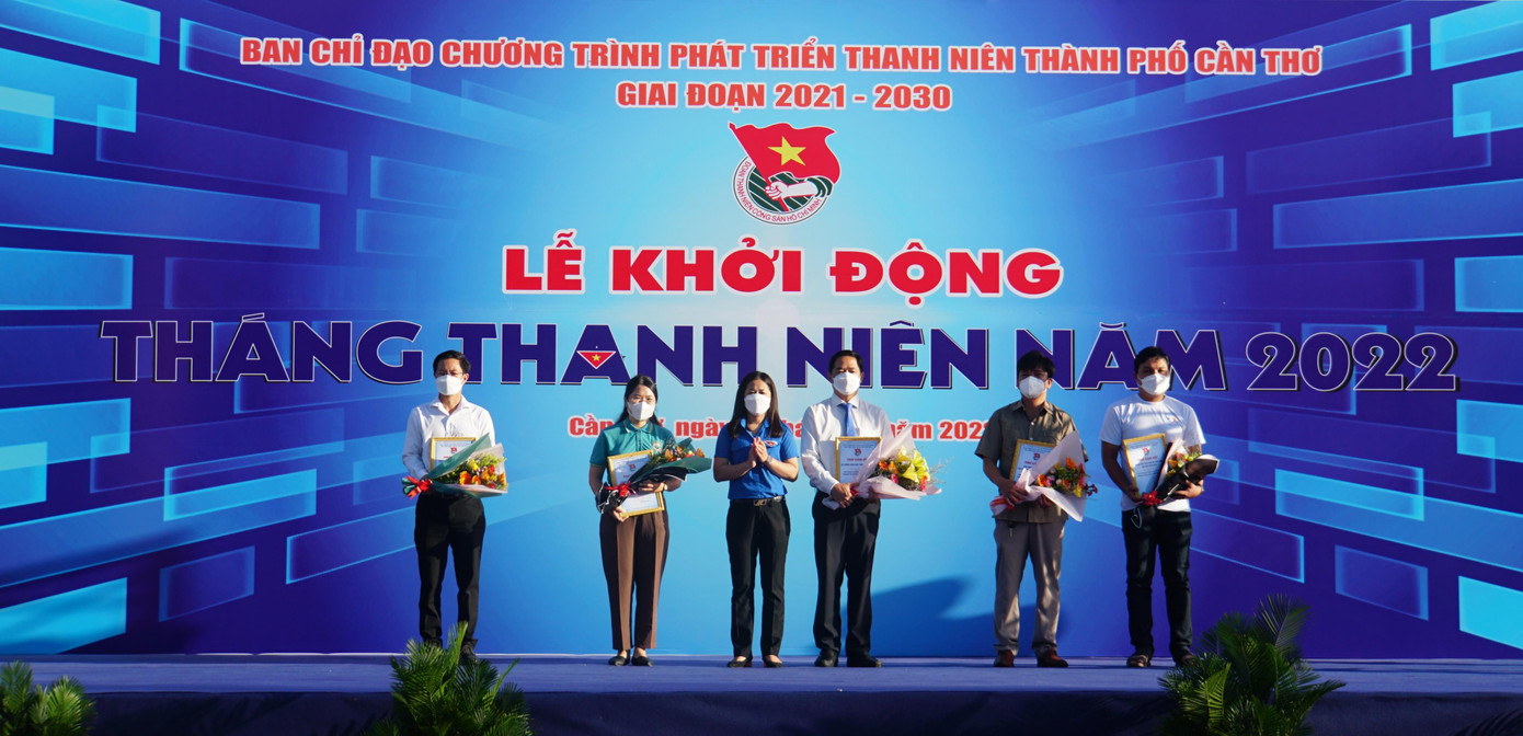 Thành đoàn Cần Thơ tặng hoa cho các đơn vị tài trợ
